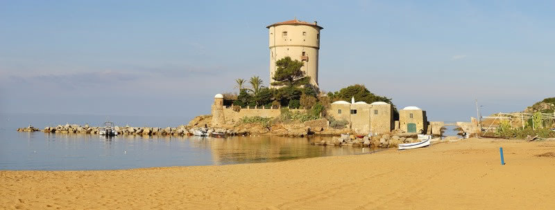 Der prächtige Medici-Turm in Giglio Campese